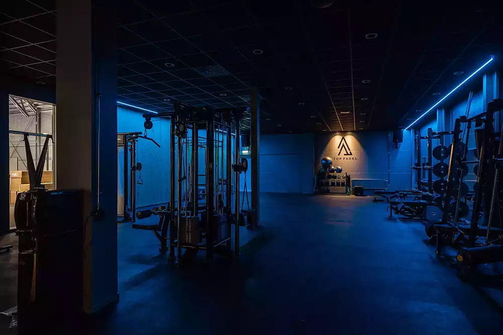 nedsläckt gym på top padel