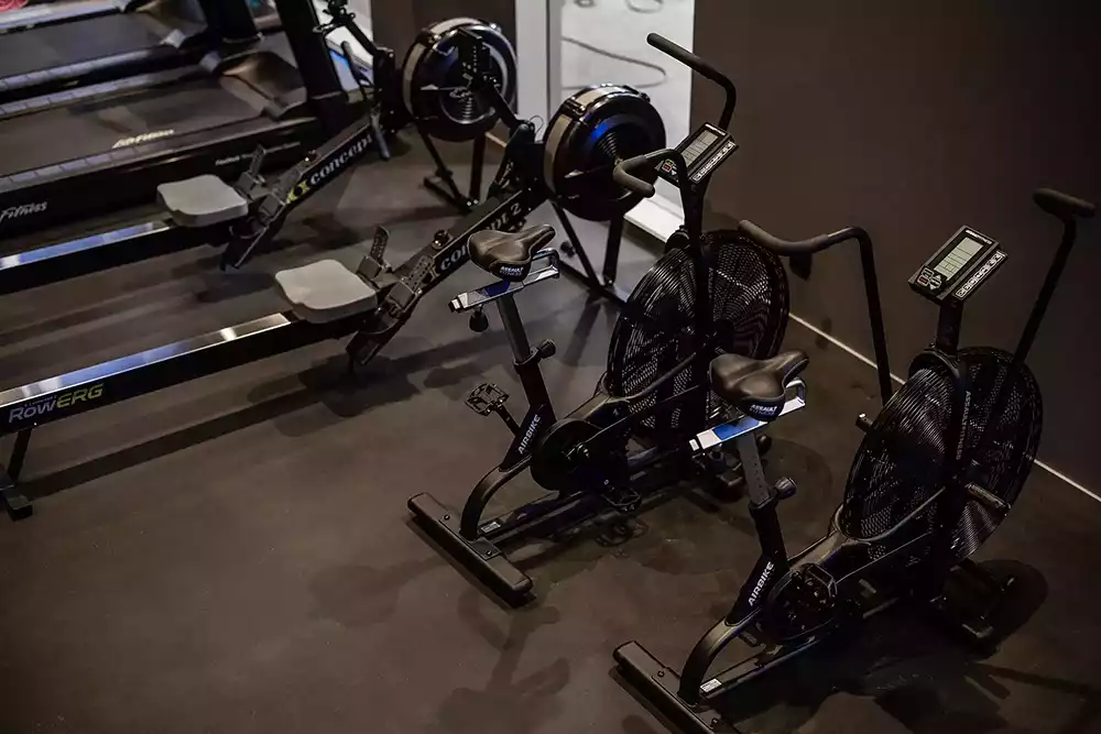 roddmaskin och cyklar på top padel gym